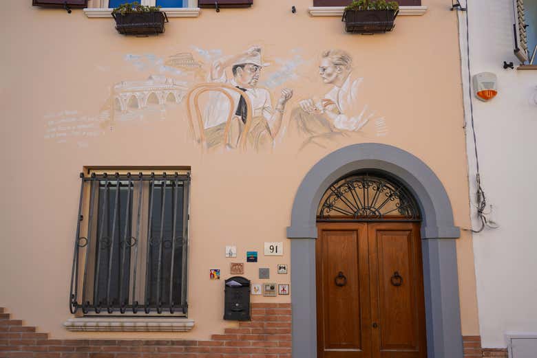 Détail d'une peinture sur la façade d'une maison