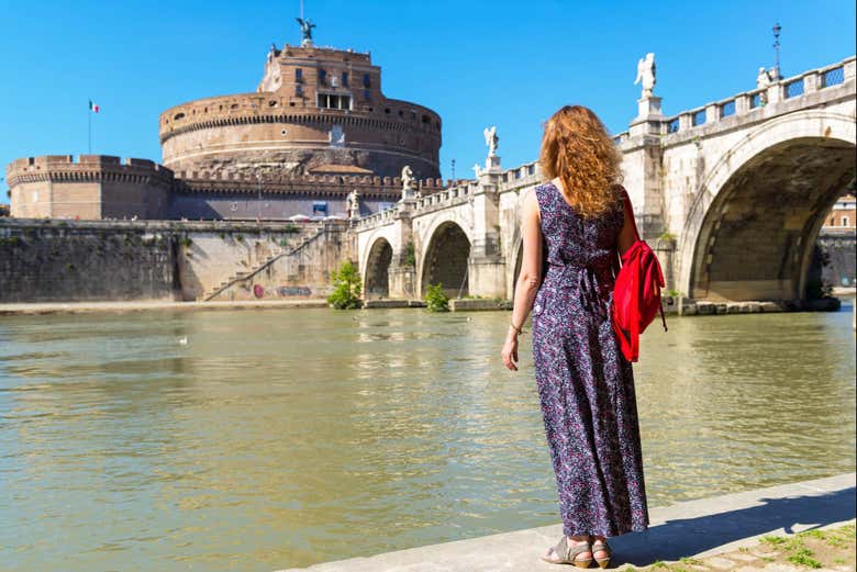 Admirando el Castillo de Sant'Angelo desde el río Tíber