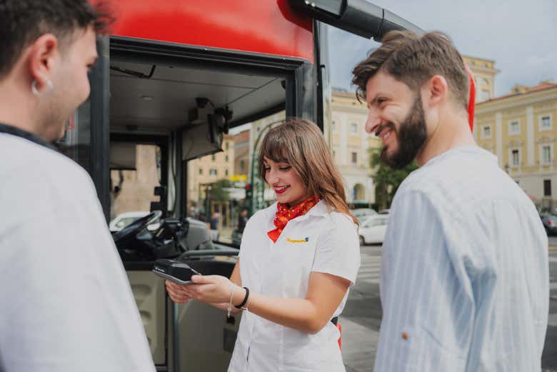Pronti a salire sull'autobus turistico di Roma