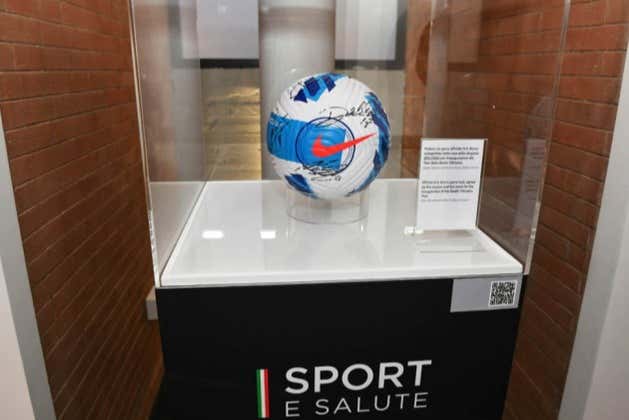 Balón expuesto en el Estadio Olímpico