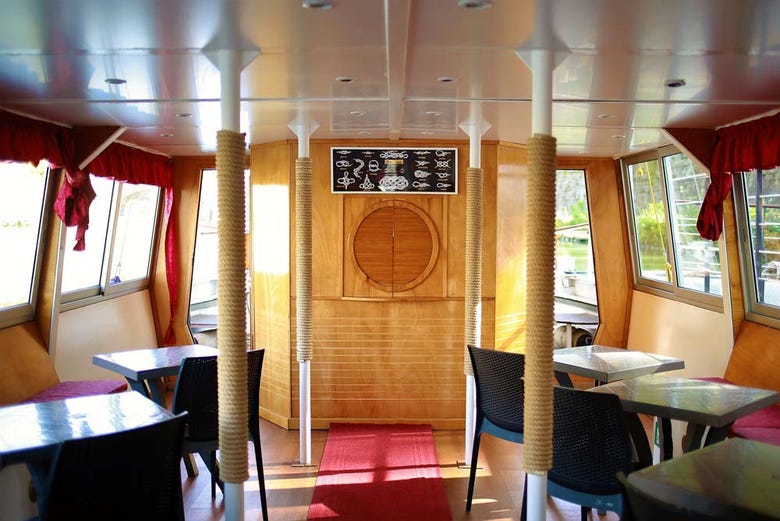 Interior do barco turístico