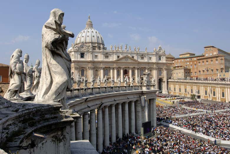 Vista de la columnata del Bernini y la plaza de San Pedro