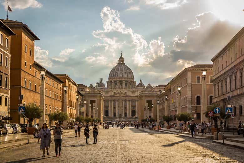 Via della Conciliazione con vista a la Basílica de San Pedro