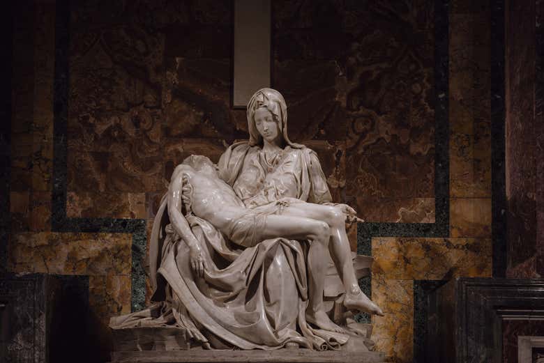La Piedad de Miguel Ángel en el interior de la basílica