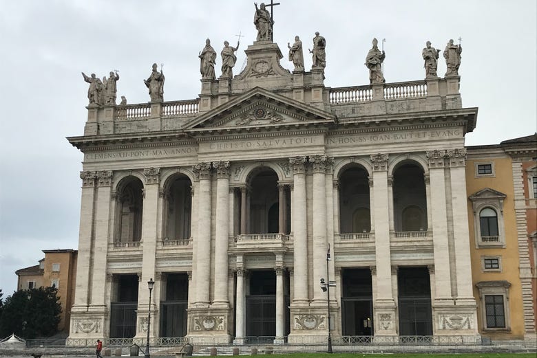 Facciata della basilica di San Giovanni in Laterano
