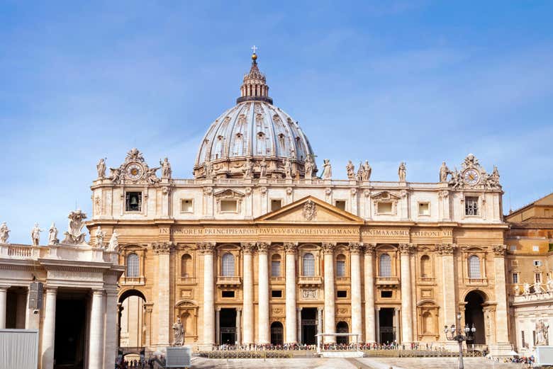 La facciata della Basilica di San Pietro