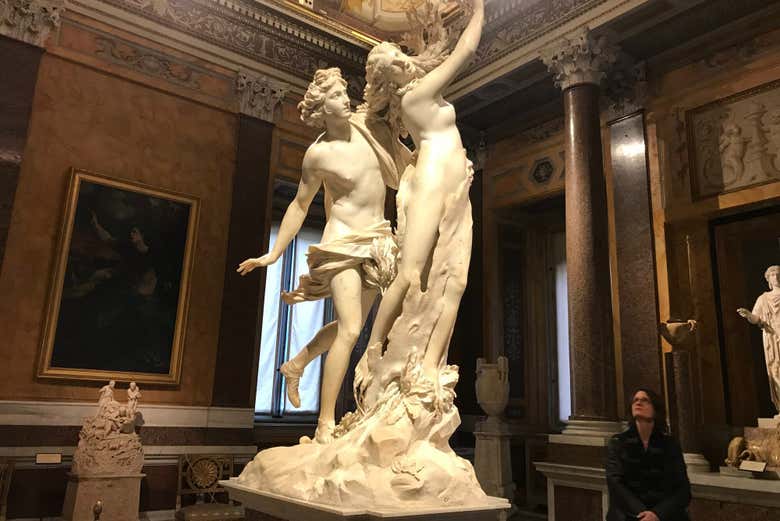 Contemplando la escultura de Apolo y Dafne