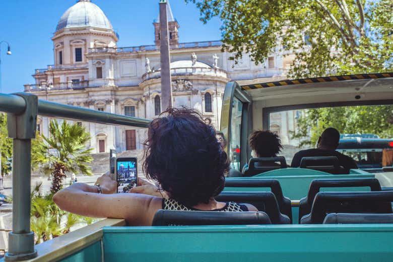 Fotografiando los monumentos de Roma desde el autobús