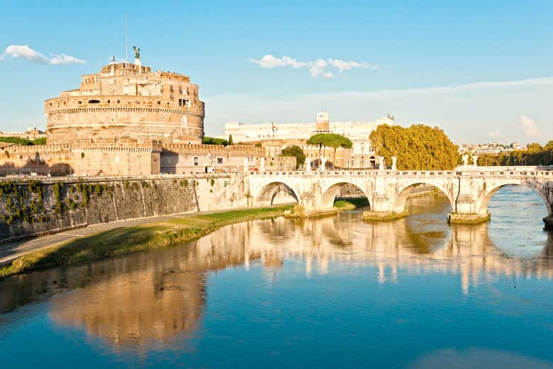 Vista di Castello e ponte di Sant'Angelo dal Tevere