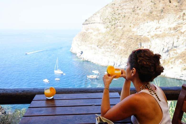 Sirotez un délicieux jus de fruit avec vue sur la mer