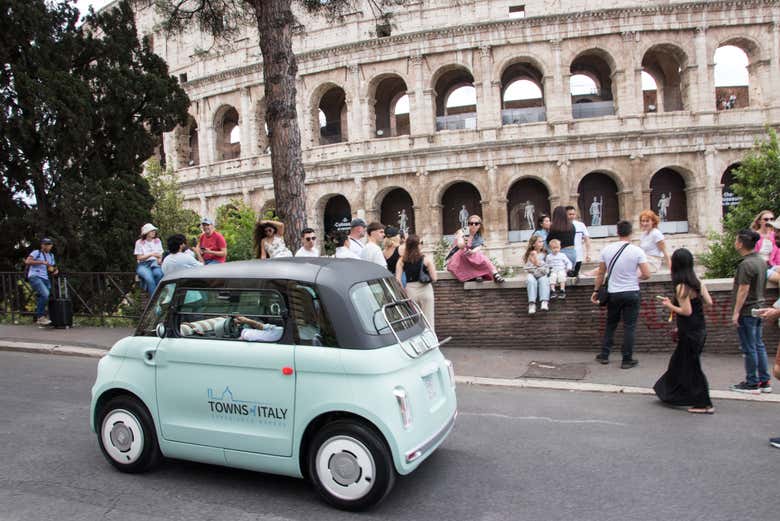 Fiat Topolino junto al Coliseo 