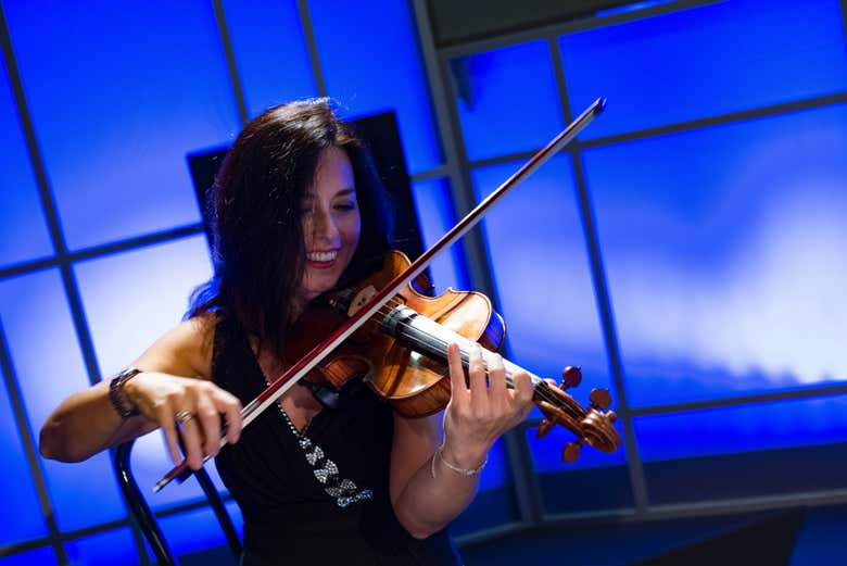 See the solo violinist!