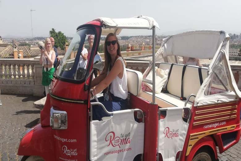 Durante la visita di Roma in tuk tuk