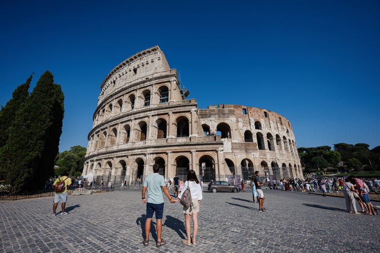 Admirando el exterior del Coliseo de Roma