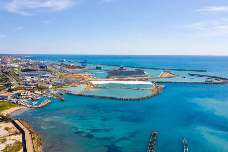 Una nave da crociera al porto Civitavecchia