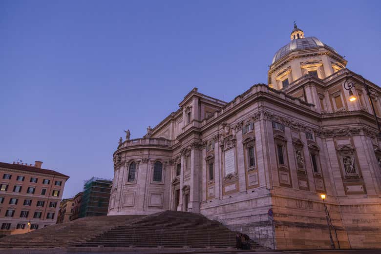 Cúpula de la basílica iluminada