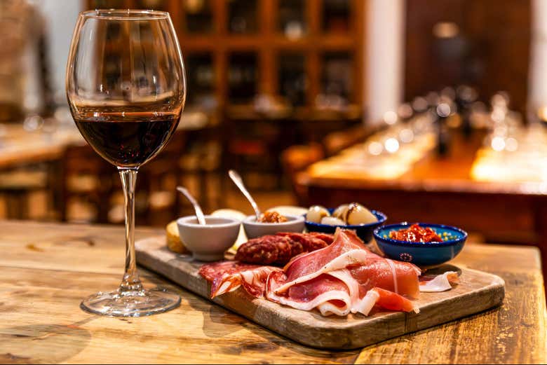 Una copa de vino con aperitivo