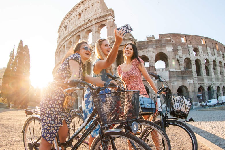 Desfrutando do tour de bicicleta perto do Coliseu