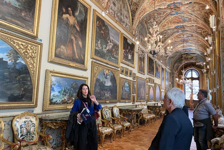 Um corredor repleto de obras de arte