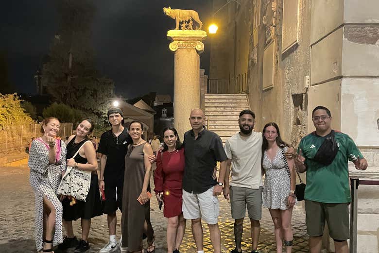 Posando junto à estátua da Luperca