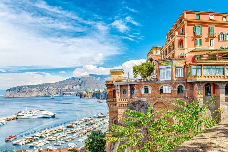 La ciudad de Sorrento rodeada de acantilados 