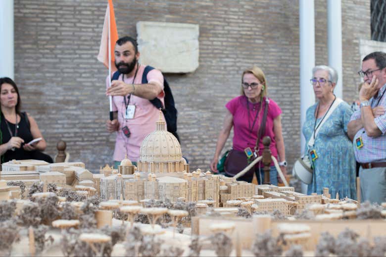 Un guía explicando la maqueta del Vaticano
