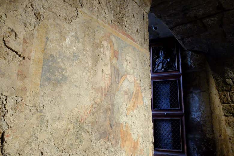 See old paintings on the walls