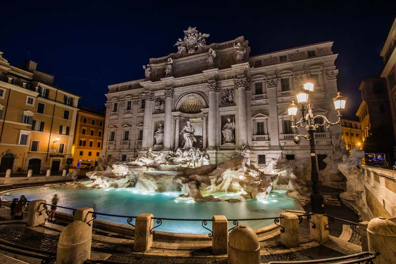 La fontana di Trevi illuminata