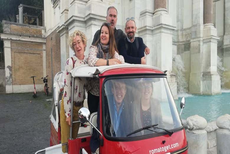 Foto di gruppo a bordo del tuk tuk