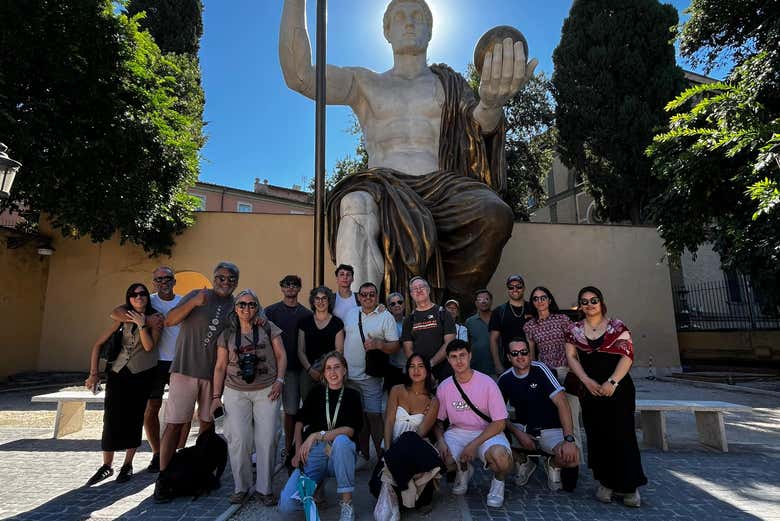 Frente a la icónica escultura del Coloso de Constantino