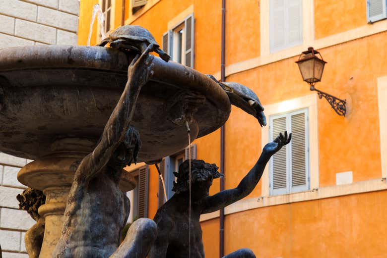 Admirando la fuente de la piazza Mattei