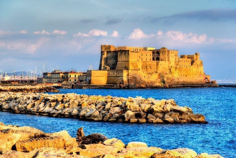 Castel dell'Ovo no golfo de Nápoles