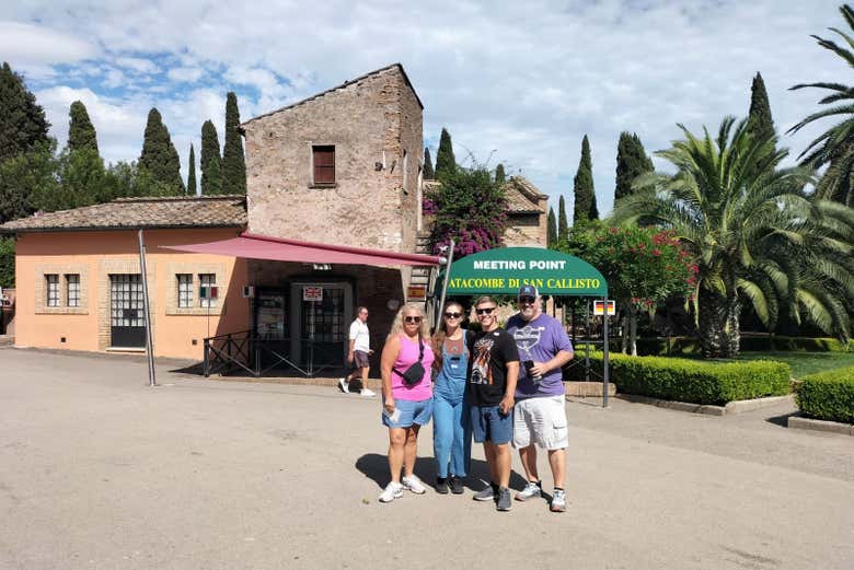 Foto de grupo junto a la entrada a las catacumbas