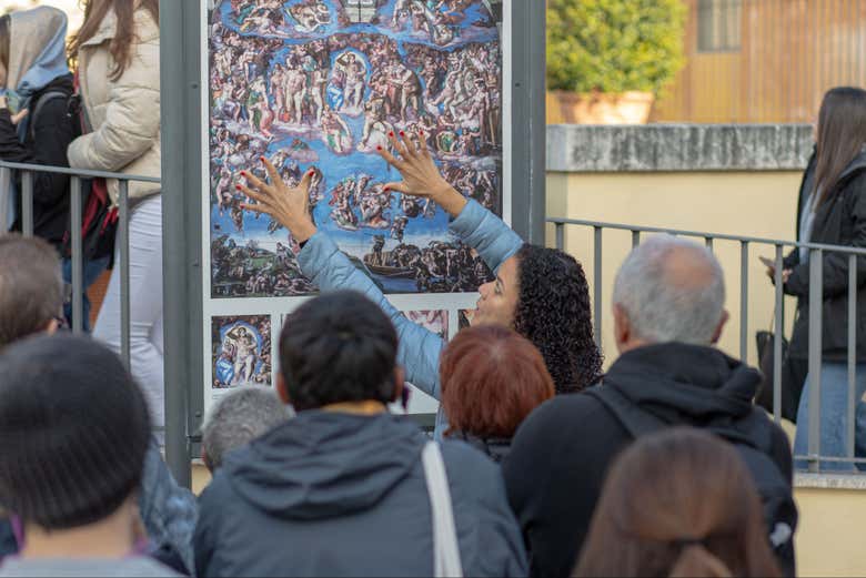 La guía explicando la Capilla Sixtina