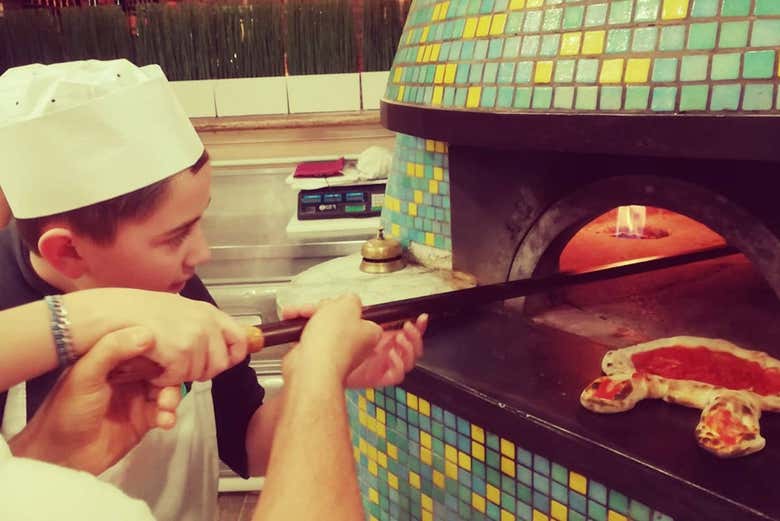 La pizza entra nel forno