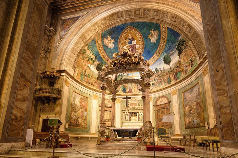 Interior da basílica da Santa Cruz de Jerusalém