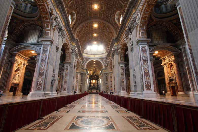 Interior de la basílica