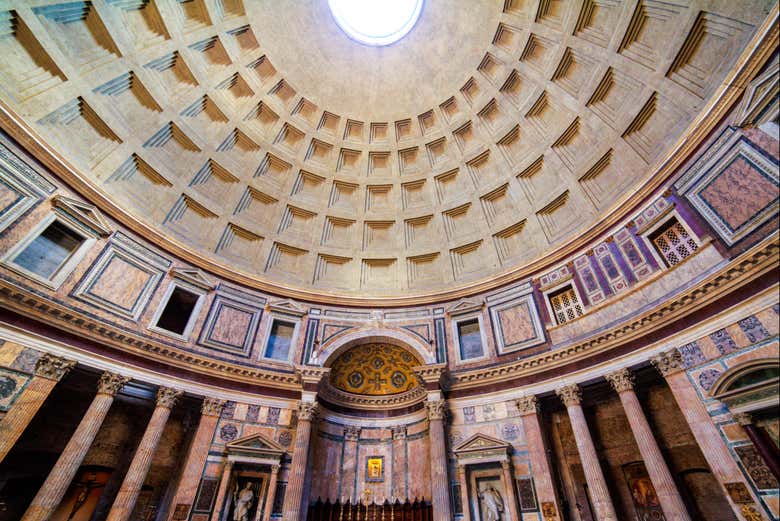 Gli interni del Pantheon di Agrippa di Roma