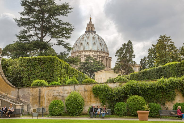 Basílica de São Pedro vista dos Jardins Vaticanos