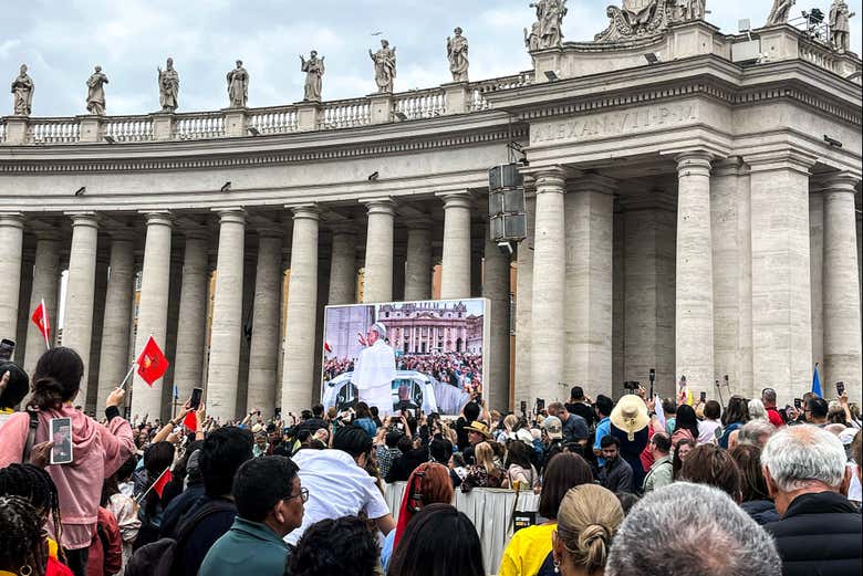 El papa León XIV haciendo un recorrido en Plaza San Pedro