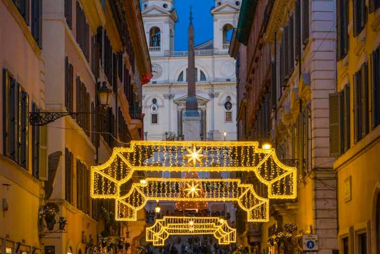 Una strada piena di luci vicino a Piazza di Spagna