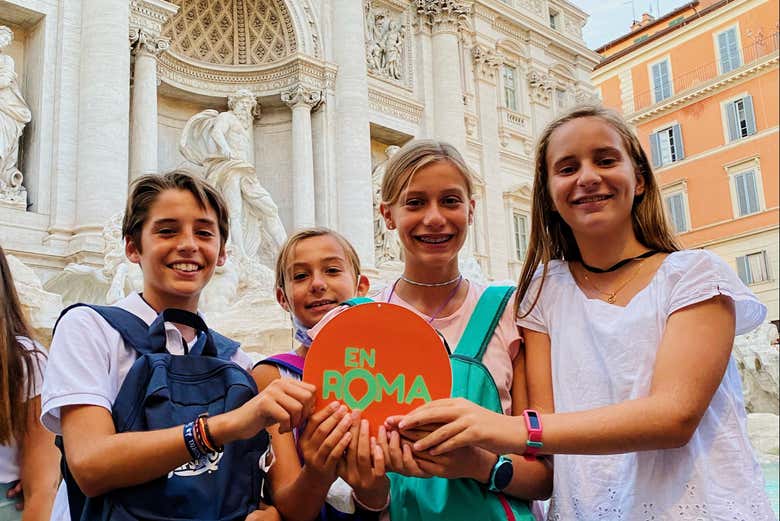Niños ante la Fontana de Trevi