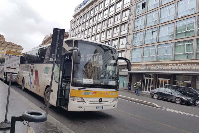 El autobús en una de sus paradas