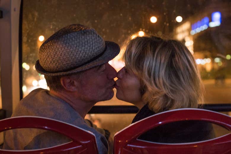 Moment romantique dans le bus !