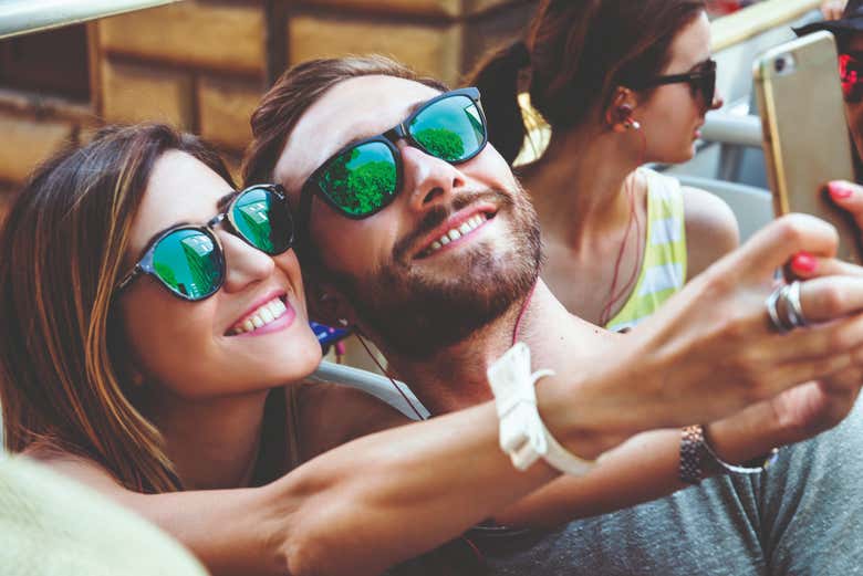 Una pareja haciéndose un selfie