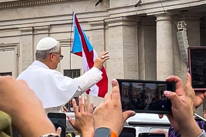 El papa León XIV saludando a los peregrinos