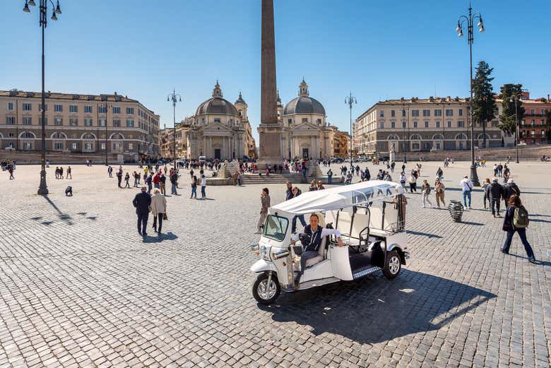 Tuk tuk eléctrico en la Piazza del Popolo