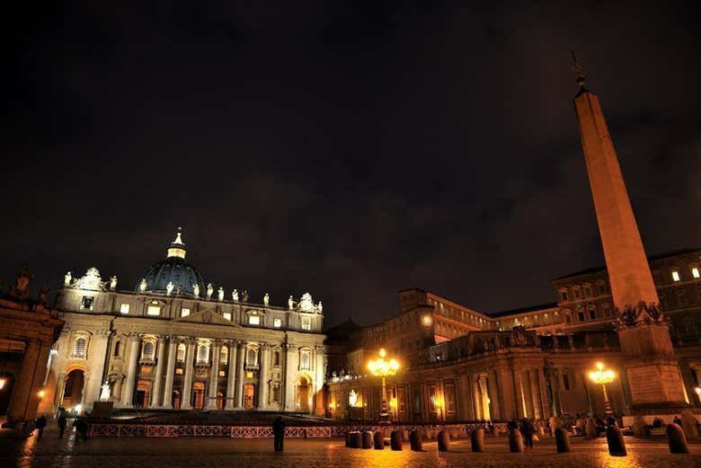 Plaza de San Pedro iluminada