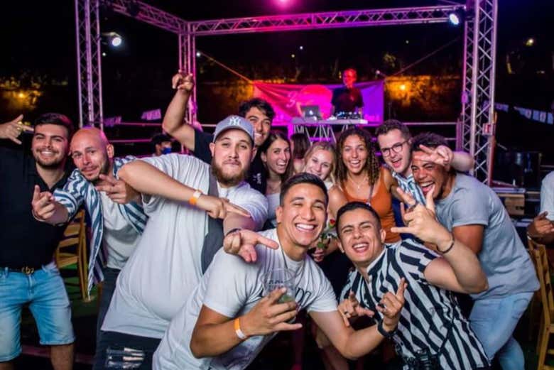 Disfrutando en grupo del  tour de fiesta por Roma