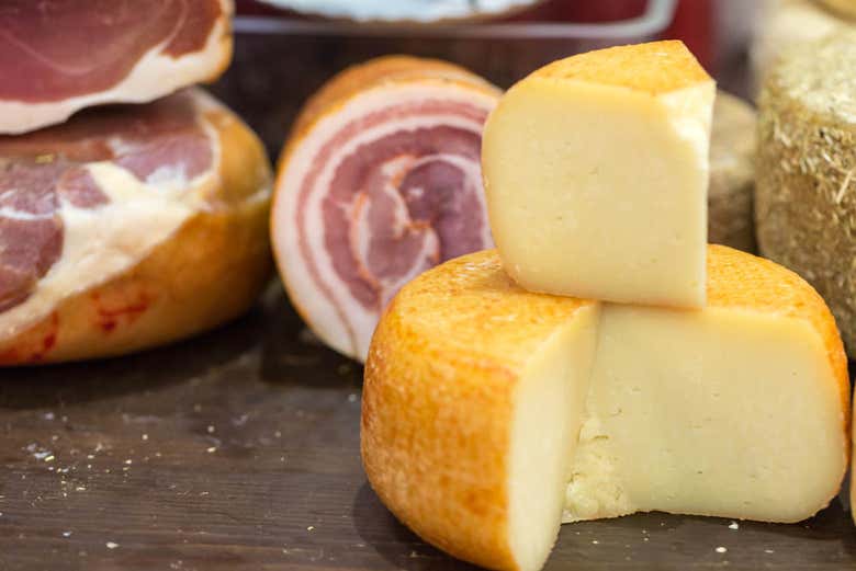 Quesos y embutidos en un puesto del barrio de Monti